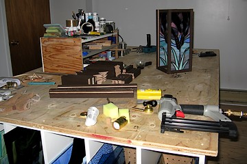 table de travail de l'artisan du vitrail